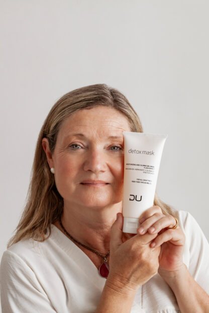 Detox Mask DU Cosmetics en tubo de 200 ml, mascarilla gel hidratante y calmante con efecto flash.