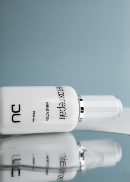 Detox Peeling DU Cosmetics en frasco con gotero de 50 ml, exfoliante químico con AHA, BHA y PHA para renovación celular intensiva.