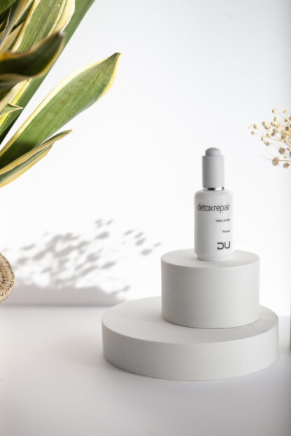 Detox Peeling DU Cosmetics en frasco con gotero de 50 ml, exfoliante químico con AHA, BHA y PHA para renovación celular intensiva.