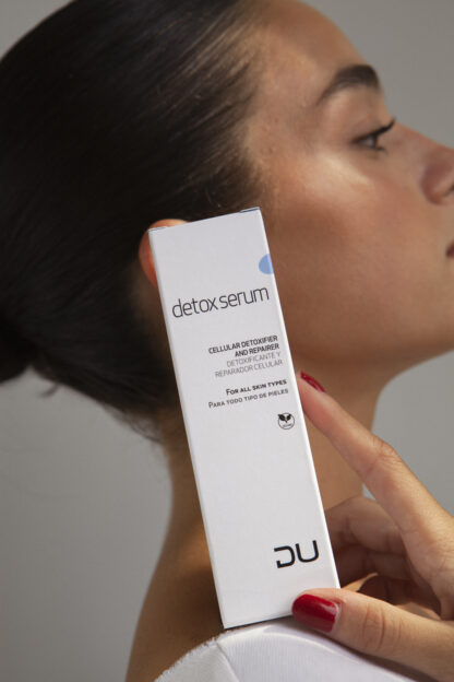 Detox Serum de DU Cosmetics en formato airless de 35 ml, sérum oleoso detoxificante y reparador celular para todo tipo de pieles.