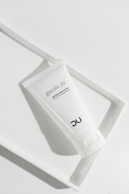 Glycolic 20 DU Cosmetics en tubo de 50 ml, exfoliante con 20% de ácido glicólico para renovar y purificar la piel.