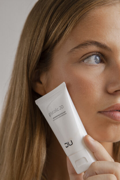 Glycolic 20 DU Cosmetics en tubo de 50 ml, exfoliante con 20% de ácido glicólico para renovar y purificar la piel.