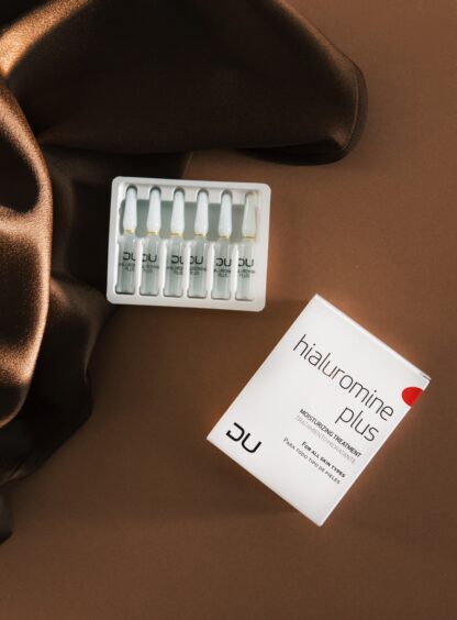 Hialuromine Plus DU Cosmetics en caja con 24 ampollas, tratamiento hidratante intensivo para piel seca o sensible.