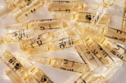 Hydralift DU Cosmetics en caja con 24 ampollas, tratamiento antiage profesional para pieles envejecidas y deshidratadas.