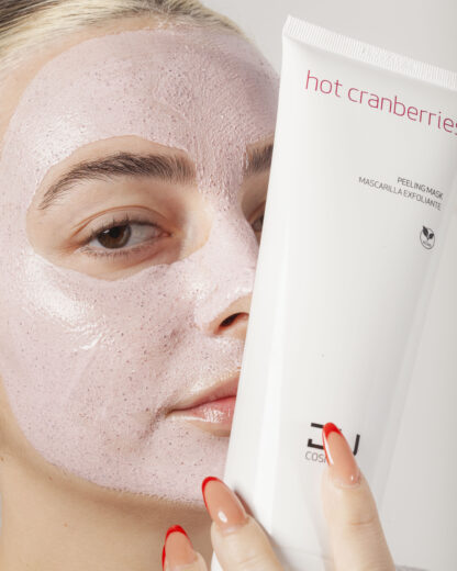 Hot Cranberries Peeling & Mask de DU Cosmetics, mascarilla exfoliante profesional con arándano rojo y efecto calor.