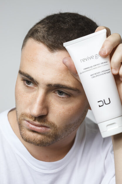 Revive Gel DU Cosmetics en tubo de 200 ml, gel reafirmante liposomado con colágeno vegetal y ácido hialurónico.