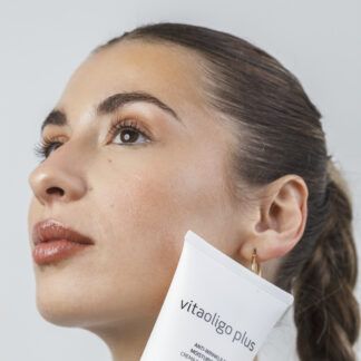 Vitaoligo Plus DU Cosmetics en tubo de 200 ml, crema nutritiva con flavonoides de uva y vitamina E para piel seca.
