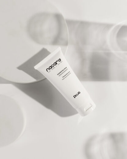 Nacary Plus DU Cosmetics en tubo de 100 ml, crema regenerante antiedad con polvo de perla y seda para pieles maduras.