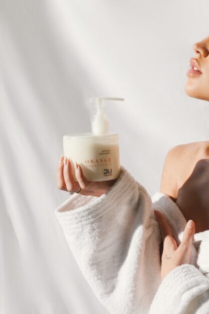 Orange Serum DU Cosmetics en envase de 500 ml, sérum profesional con extracto de Naranja, enriquecido con vitamina C para revitalizar y proteger la piel.