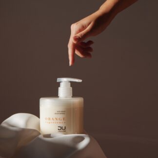 Orange Serum DU Cosmetics en envase de 500 ml, sérum profesional con extracto de Naranja, enriquecido con vitamina C para revitalizar y proteger la piel.