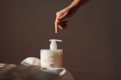 Orange Serum DU Cosmetics en envase de 500 ml, sérum profesional con extracto de Naranja, enriquecido con vitamina C para revitalizar y proteger la piel.