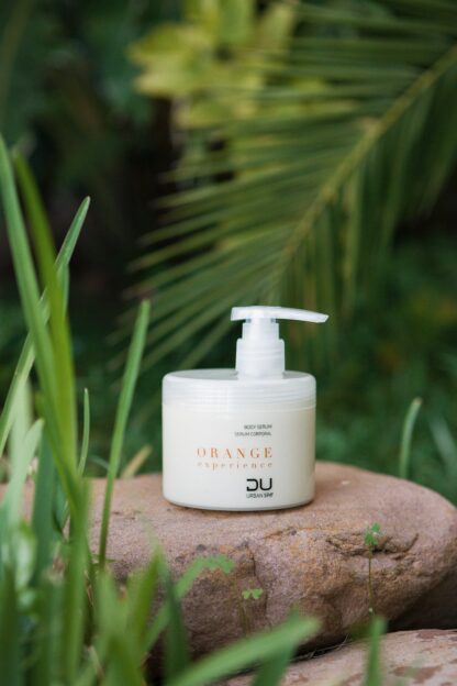 Orange Serum DU Cosmetics en envase de 500 ml, sérum profesional con extracto de Naranja, enriquecido con vitamina C para revitalizar y proteger la piel.