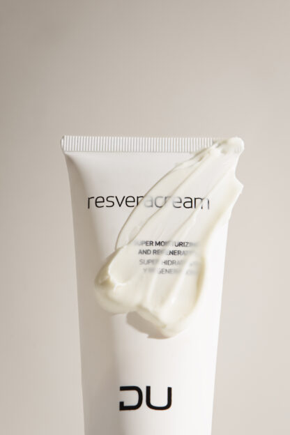 Resveracream DU Cosmetics en tubo de 100 ml, crema antioxidante de día con 30 activos antiaging y efecto booster.