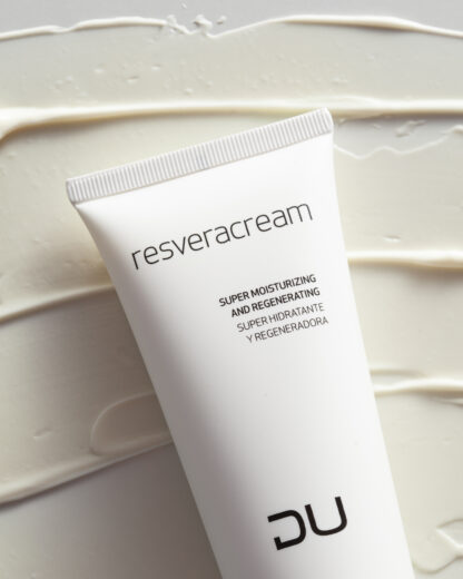Resveracream DU Cosmetics en tubo de 100 ml, crema antioxidante de día con 30 activos antiaging y efecto booster.