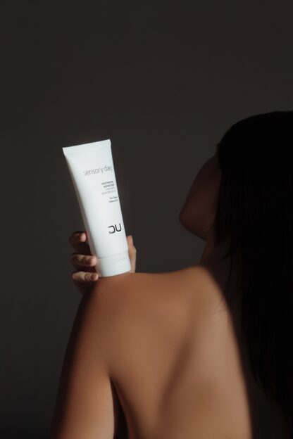 Sensory Day DU Cosmetics en tubo de 200 ml, crema hidratante hipoalergénica para piel sensible.