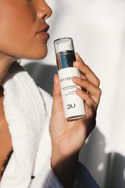 Skin Repair DU Cosmetics en envase airless de 35 ml, sérum reparador con aceite de rosa mosqueta y onagra para piel dañada.