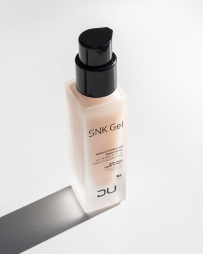 SNK Gel DU Cosmetics en envase airless de 30 ml, gel antiarrugas con veneno de serpiente para arrugas de expresión.