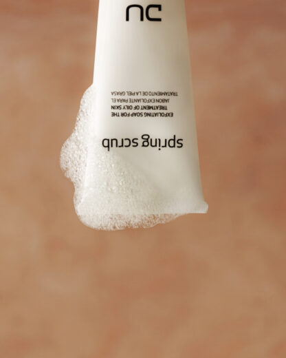 Spring Scrub DU Cosmetics en tubo de 200 ml, exfoliante facial con micropartículas para piel grasa y seborreica.