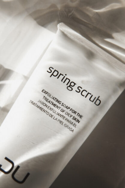 Spring Scrub DU Cosmetics en tubo de 200 ml, exfoliante facial con micropartículas para piel grasa y seborreica.