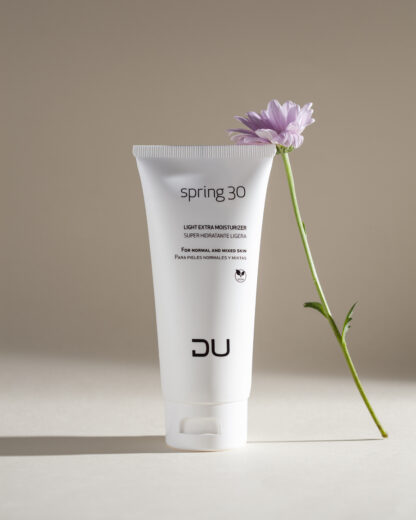 Spring 30 DU Cosmetics en tubo de 100 ml, hidratante ligera con FPS 30 para pieles normales y grasas.