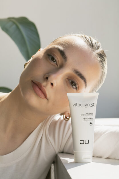Vitaoligo 30 DU Cosmetics en tubo de 100 ml, crema hidratante con alta protección solar y extractos vegetales calmantes.