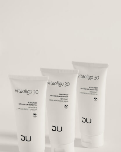 Vitaoligo 30 DU Cosmetics en tubo de 100 ml, crema hidratante con alta protección solar y extractos vegetales calmantes.