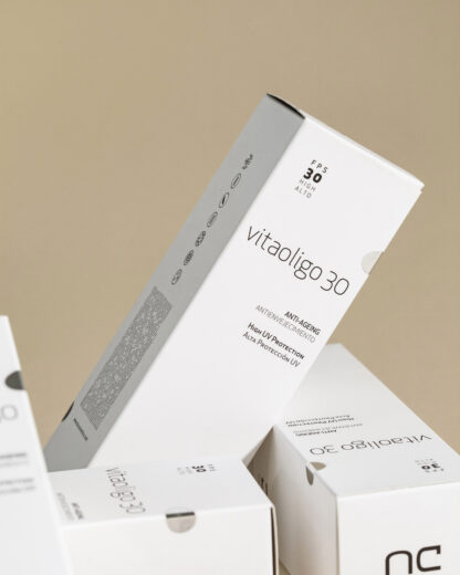 Vitaoligo 30 DU Cosmetics en tubo de 100 ml, crema hidratante con alta protección solar y extractos vegetales calmantes.
