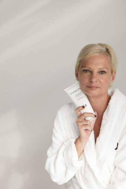 Vitaoligo Plus DU Cosmetics en tubo de 200 ml, crema nutritiva con flavonoides de uva y vitamina E para piel seca.